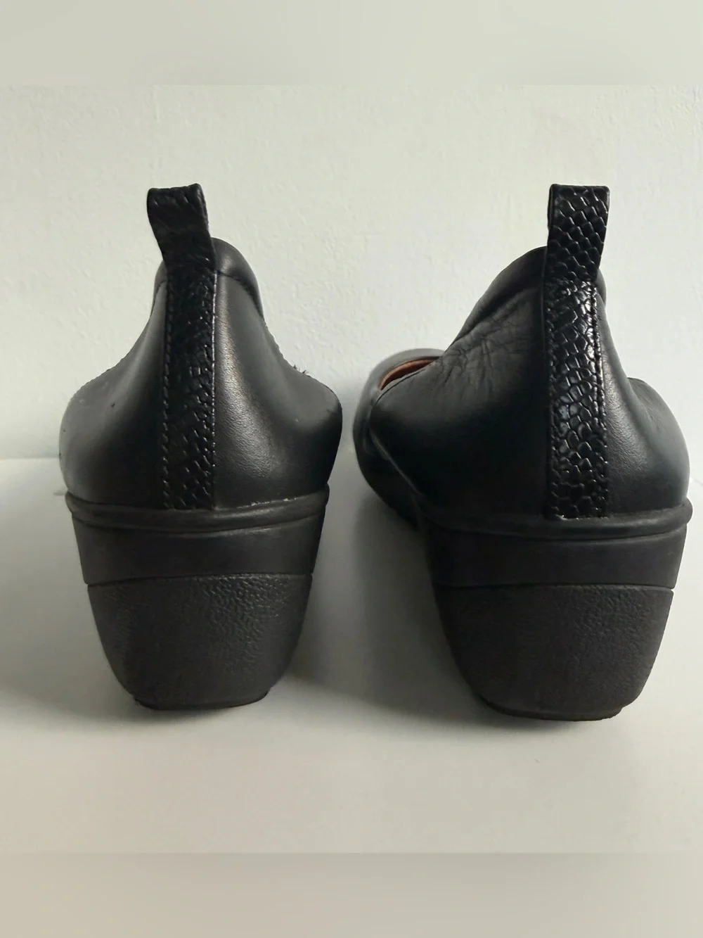 EUC Vionic Black “Jacey” Slip On Wedge Short Heel Round Toe sz 8 supportive